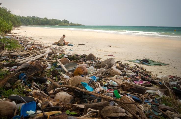 Tourism vs. Plastic Pollution